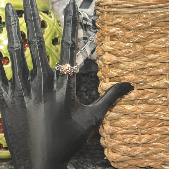 New Silver Tone Ring with Rose 🌹Giving Beauty Vibes Women’s Size 10 Ring - Picture 4 of 11